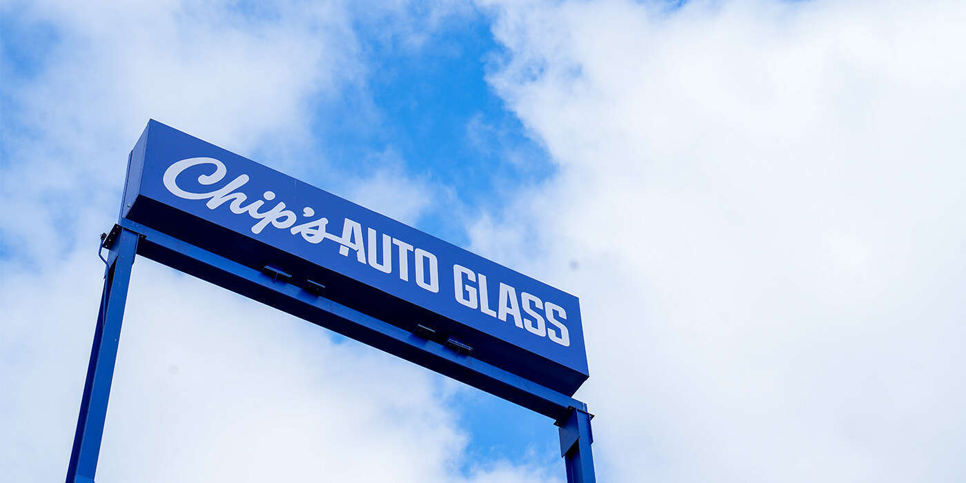 chip's auto glass road sign